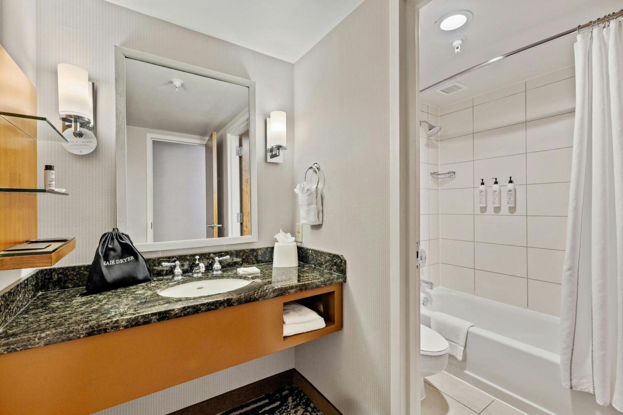Delta Hotels By Marriott Mount Pleasant Расин Екстериор снимка